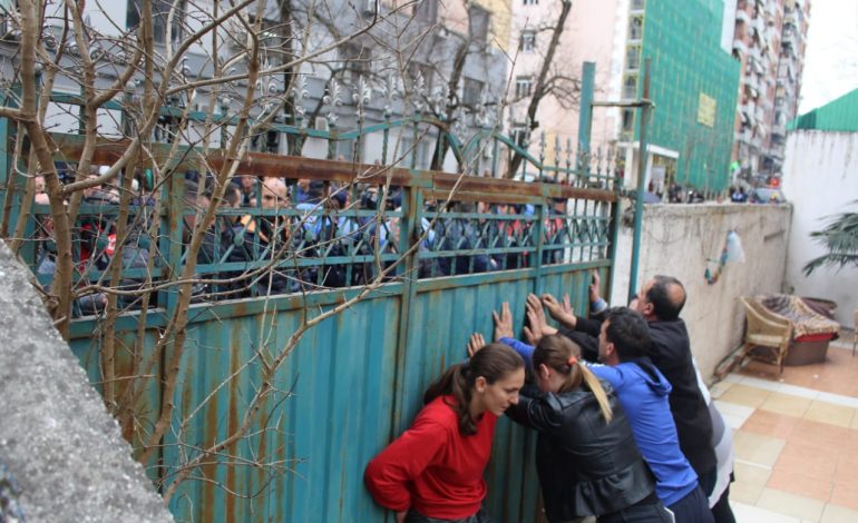 PËRPLASJA TE “PETRO NINI” PËR PRONËN/ Reagon Veliaj: Jemi të gatshëm të japim banesa sociale