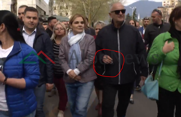 PROTESTA/ Petrit Vasili bëhet për CIGARE, teksa marshon në rrugë krah Kryemadhit (FOTO)