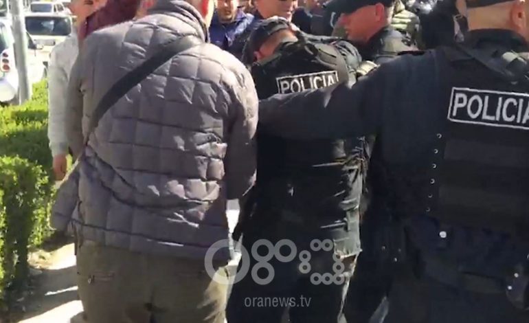 PROTESTA NË FIER/ Militantët e PD dhe LSI-s godasin një polic me gur në kokë (VIDEO)