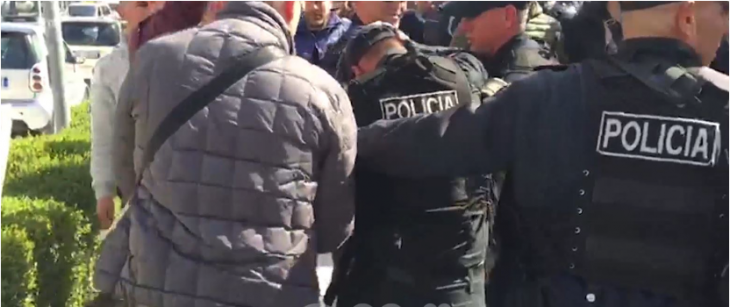 PROTESTA NË FIER/ Dhunuan efektivët e policisë, arrestohen DY persona