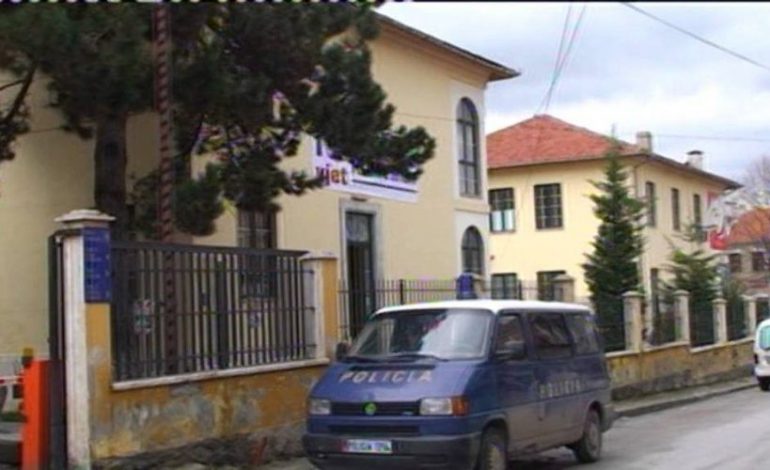 DJALI MBYT NËNËN/ Fqinjët: Pinte shumë, e rrihte gjithmonë 85-vjeçaren! (VIDEO)