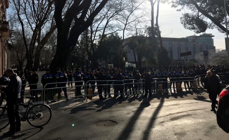 PROTESTA/ Policia bllokon hyrjen e pedonales (FOTO)