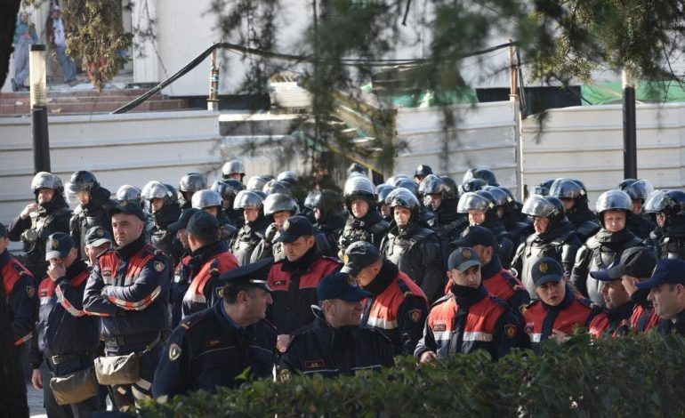 SOT PROTESTA/ Blindohet parlamenti, qytetarët janë thirrur të vijnë me kundërgaz