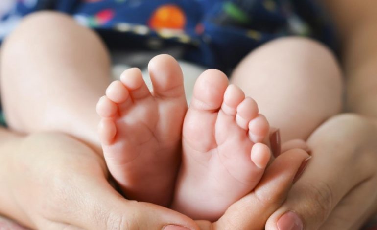 SHQIPËRIA PO PLAKET/ Tre hipotezat e reja për ecurinë e lindjeve deri me 2031