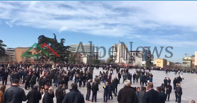 PROTESTA E OPOZITËS/ Dalin pamjet e para ja sa njerëz janë mbledhur në sheshi “Skënderbej” (VIDEO)