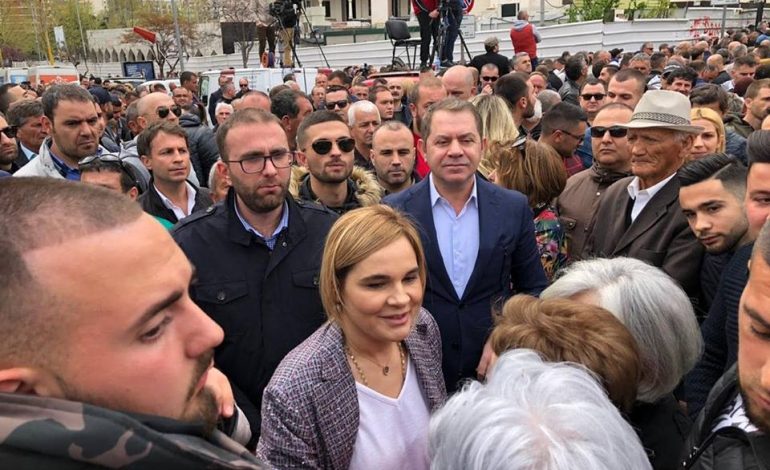 PROTESTA/ Shifrat zhgënjejnë opozitës, ja sa persona kanë mbërritur vetëm 1 orë para (TABELA)