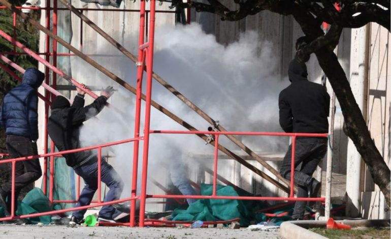 “MUND TË GJENI FATURAT”/ Drejtori i Rendit: E vërteta e gazit në protestë, ja ku e ka blerë policia