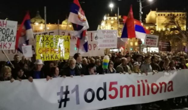 VAZHDOJNË PROTESTAT NË SERBI/ Qytetarët vërshojnë në rrugët e Beogradit