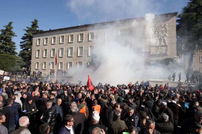 PAS PROTESTËS/ Flamur Noka nën shoqërinë e 3 vajzave pas kryeministrisë (FOTO)