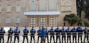 PROTESTA E PD-s DHE LSI-s/ Paralajmërimet për dhunë, policia shmang efektivet femra