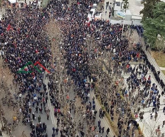 PAMJET E REJA ME DRON/ Ja pjesmarrja në protestën e PD-LSI para Parlamentit (VIDEO)
