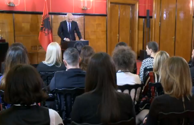“ME NJË KLIK, GJEN NJË MIK”/ Zhvillohet takimi i përjavshëm i bashkëqeverisjes (LIVE)