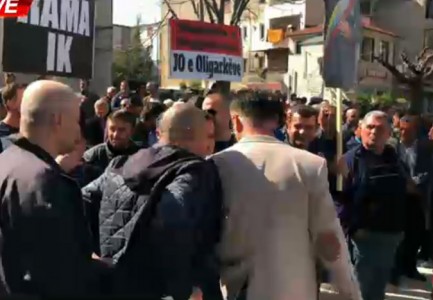 PROTESTA E PD DHE LSI-s NË Fier/ Tension mes policisë dhe militantëve (VIDEO)