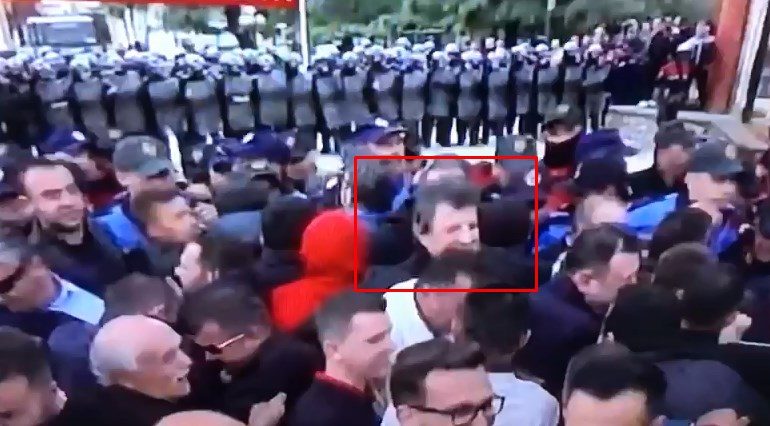 FOTO LAJM/ Sali Lushaj kërkon rrëzimin e Ramës, përplaset me policinë