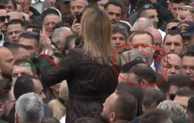 PROTESTA E OPOZITËS/ Berisha i jep DIREKTIVAT Bashës duke i folur në vesh (FOTO LAJM)