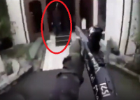 MASAKRA ME 50 TË VDEKUR/ Viktima e parë i thotë “Selamu Alejkum”, por terroristi e qëllon pa mëshirë (VIDEO)