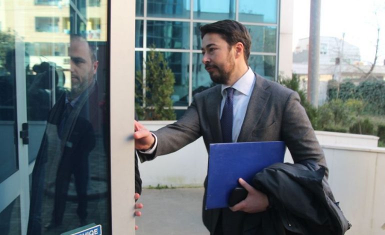 “JU TREGOJ BURIMET E MIA…”/ Gazetari amerikan Guy Lawson i kundërpërgjigjet Shkëlzen Berishës