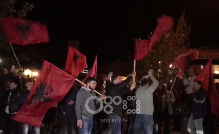 ZGJEDHJET NË TUZ/ Shqiptarët nisin festimet me flamuj kuq e zi