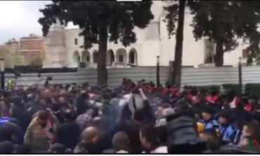 PROTESTA/ Sërish tentativë për të çarë kordonin e policisë tek parlamenti, i "kryeson" Klevis Balliu  (VIDEO)