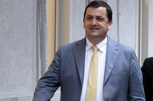 NDODH EDHE KJO/ Vangjel Tavo “ngatërron” emrin e të atit dhe mbetet deputet: Llambi apo Harallambi?