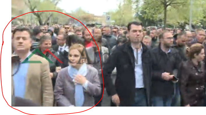 PROTESTA E OPOZITËS/ Flamur Noka kap për dore Monika Kryemadhin dhe…