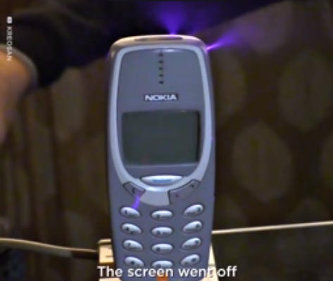 NJË MILION VOLT/ Ja sa shumë reziston “Nokia 3310” edhe KUR….