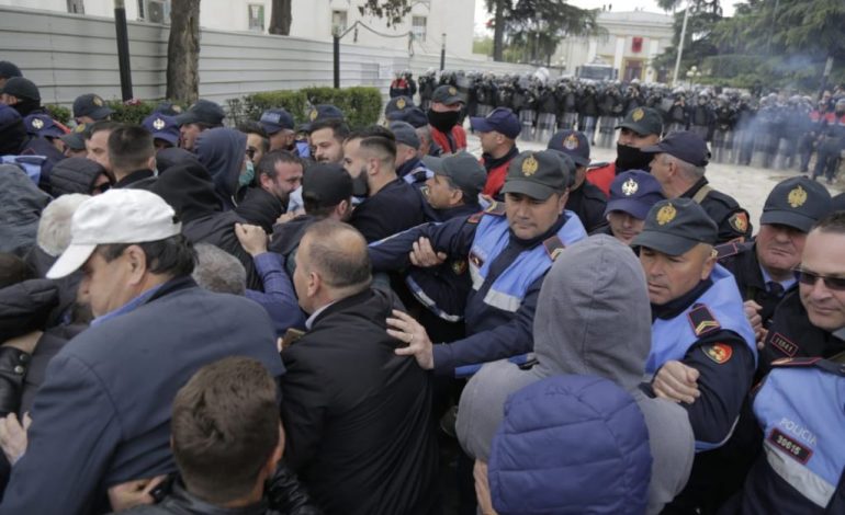 PARA KUVENDIT/ Ish-deputetët e PD-së udhëheqin protestuesit në përplasjet me policinë (FOTO)