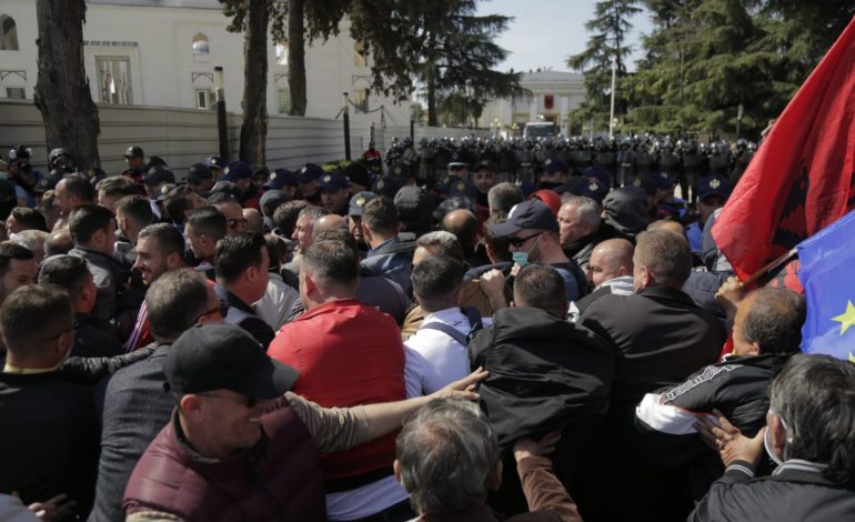 “PROTESTA E DHUNSHME E PD DHE LSI-s”/ Jepet masa për 6 të arrestuarit, 3 prej tyre mbeten në burg (EMRAT)