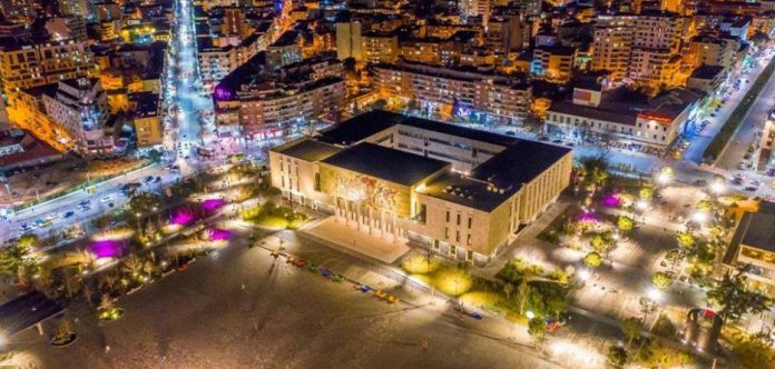 “NJË QYTET I ZJARRTË”/ “The Indipendent”: Tirana, transformim befasues