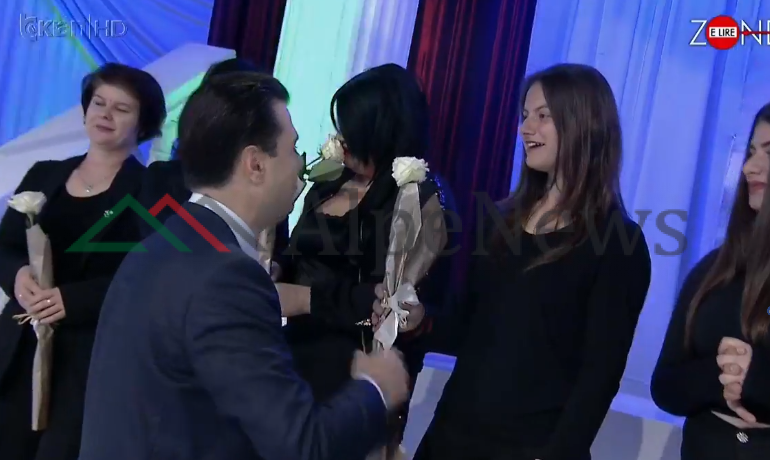 TË GJITHAVE NGA NJË…/ Lulzim Basha bëhet “PAQËSOR”. Dhuron trëndafila të bardhë… (FOTO)