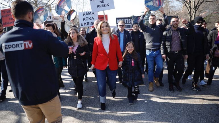 OPOZITA PARA KUVENDIT/ Kryemadhi nxit protestuesit. Pas fjalës së saj tentohet të…