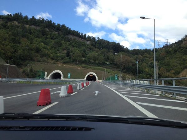 PUNIMET NË AUTOSTRADË/ Gati qarkullimi në “TEG-Tuneli i Kërrabës”