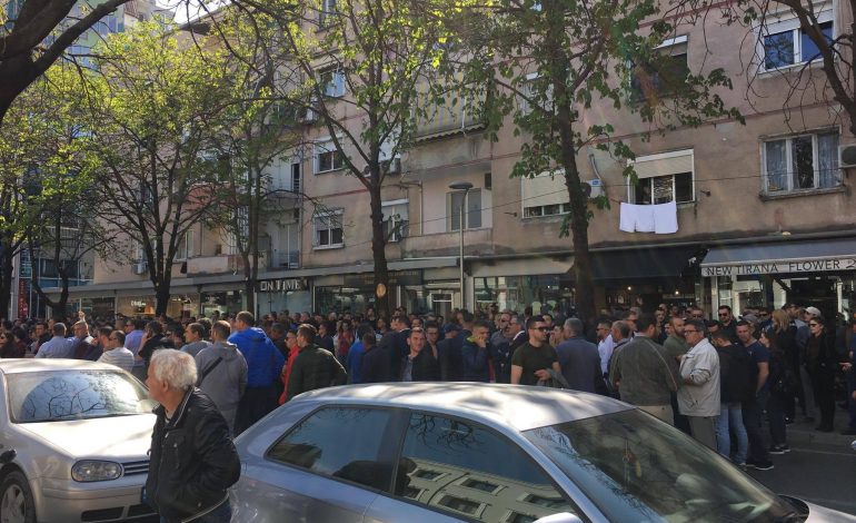 MINUTË PAS MINUTE/ Paloka mban fjalim. I jep fund protestës nga selia blu