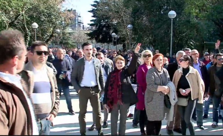 MINUTË PAS MINUTE/ Mbyllet protesta e opozitës. Pas himnit në selinë blu shpërndahen protestuesit