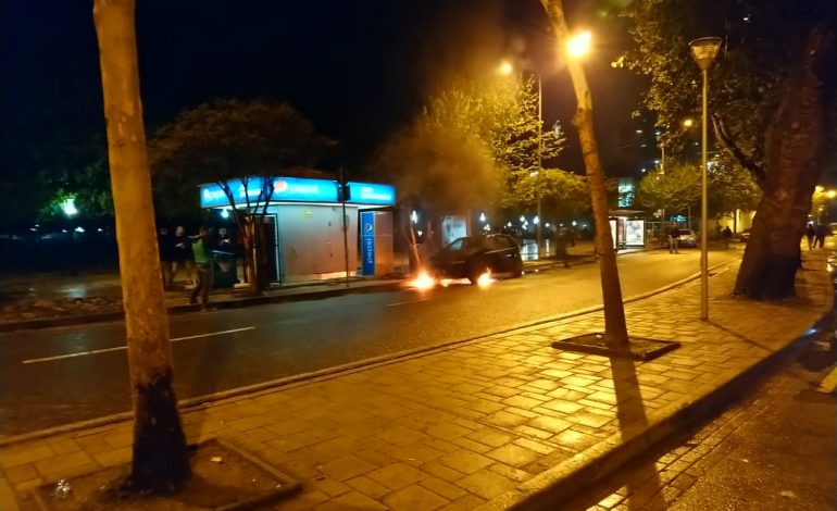 FOTOLAJM/ Momenti kur protestuesit djegin MAKINËN që…