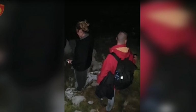 “POLICIA DHE BANORËT SHPËTOJNË DY TURISTËT GJERMANË”/ Të bllokuar në terr të plotë në qafën e Valbonës (FOTO)