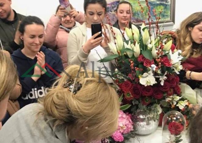 MONIKA KRYEMADHI SOT 45 VJEÇE/ Ja me kë e feston dhe detaji i veçantë i tortës (FOTO)