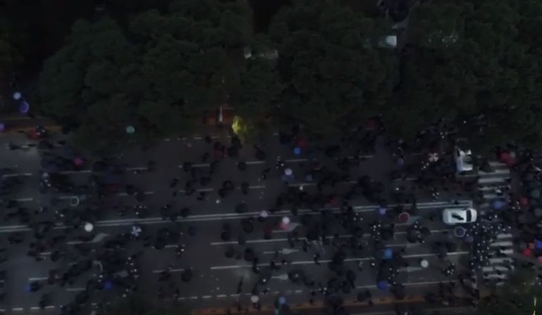 VIDEO SPEKTAKOLARE/ Pjesëmarrja në protestën e opozitës të treguar nga droni