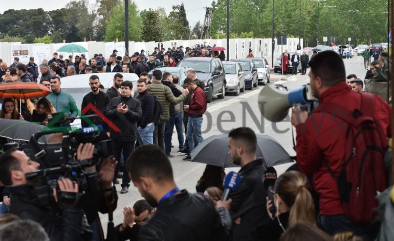 “MBAROI PUNA DHE SOT”/ Para dhe pas protestës së studentëve në Kodër-Kamëz: Pas kamerave…kafe!