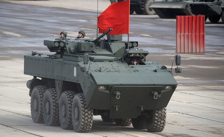 VLADIMIR PUTIN I TREGON “DHËMBËT” NATO-s/ Përgatitje spektakolare për paradën e “V-Day” (FOTO)