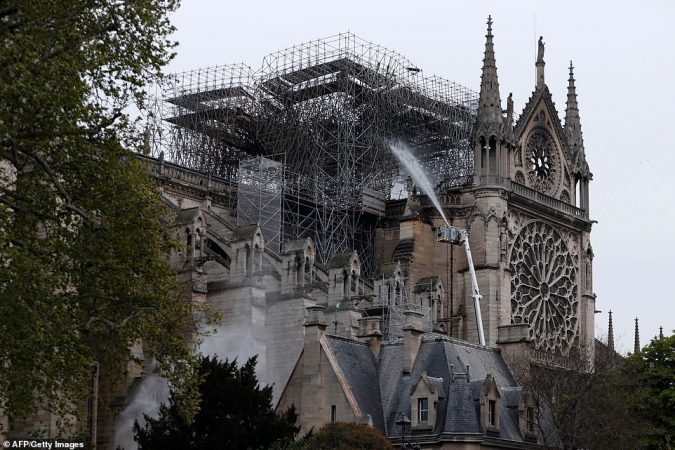 FOTO SIMBOL/ Kuazimodo PËRQAFON me dhimbje KATEDRALEN e Notre Dame