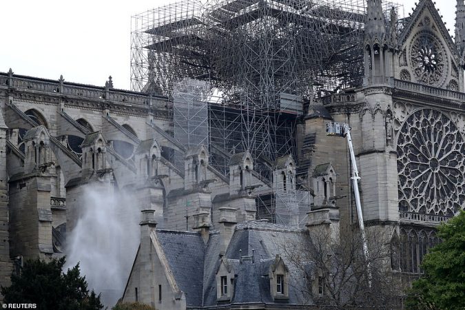 DJEGIA E NOTRE DAME/ Ironia e “CHARLIE HEBDO”, zjarr në kokën e Macron