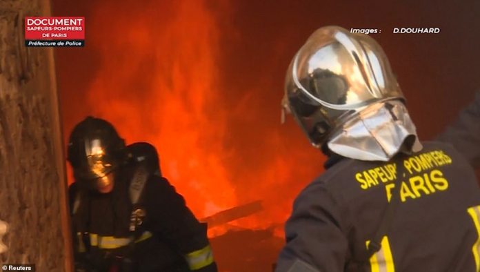 ZJARRI NË KATEDRALEN E PARISIT/ Momenti ku zjarrëfikësit shpëtojnë reliktet e famshme (FOTOT)