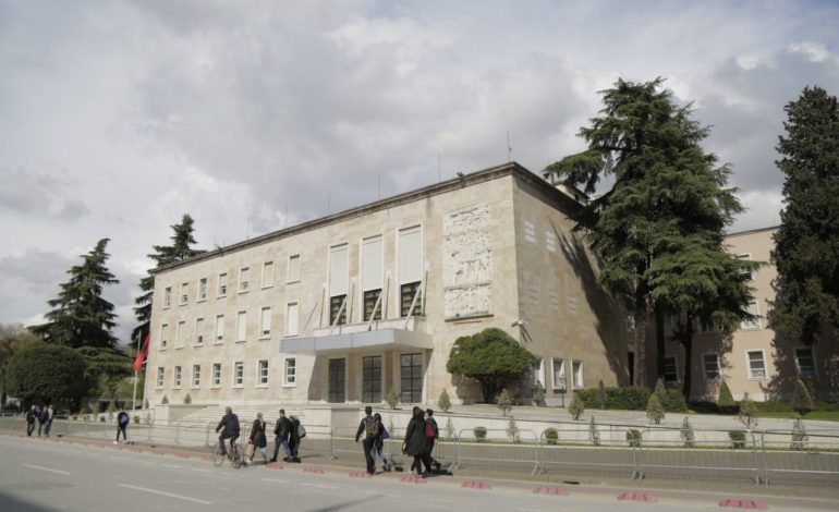 PROTESTA/ Rrethohet Kryeministria, ja sa forca policie do jenë në terren (FOTO)