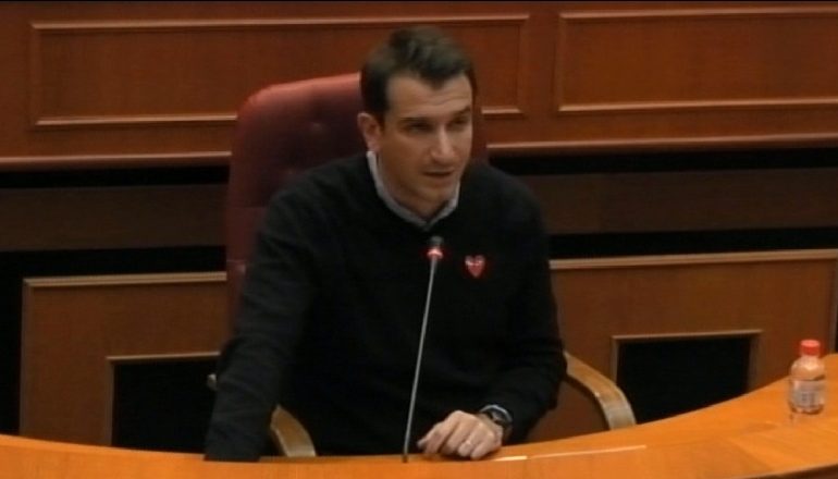 TËRHEQJA E “BUJQËSORIT” PËR SHKOLLËN/ Reagon Veliaj: Triumf i arsyes