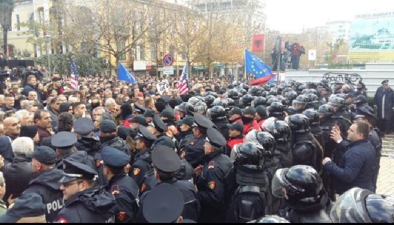 KUVENDI NDRYSHON AXHENDË/ PD përgatitet për protestë