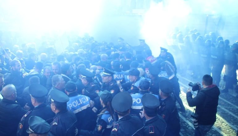 PAS PROTESTAVE TË DHUNSHME TË OPOZITËS/ Kuvendi siguron ndërtesën në kompani private