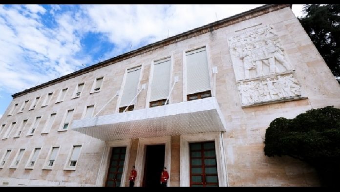 ADMINISTRATA/ Rishpërndarje në institucionet buxhetore, ja kush shtohen dhe pakësohet