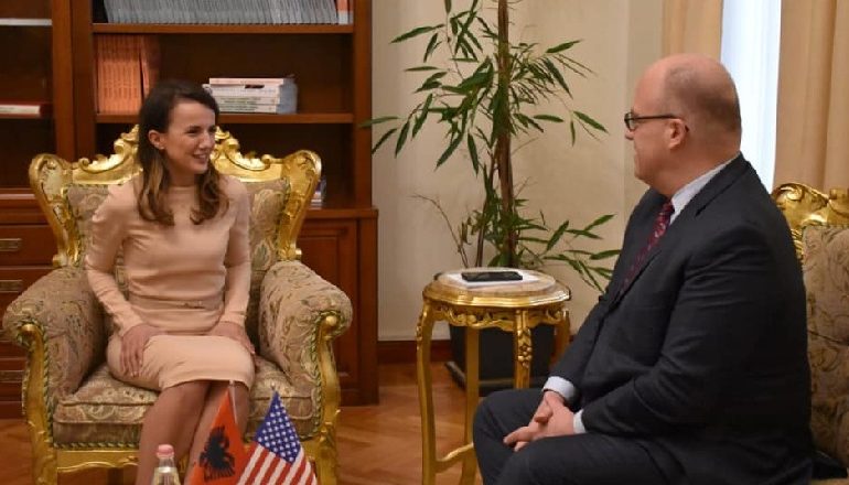 SITUATA POLITIKE/ Rudina Hajdari takon zyrtarin e lartë amerikan: SHBA, engjëlli mbrojtës i Shqipërisë