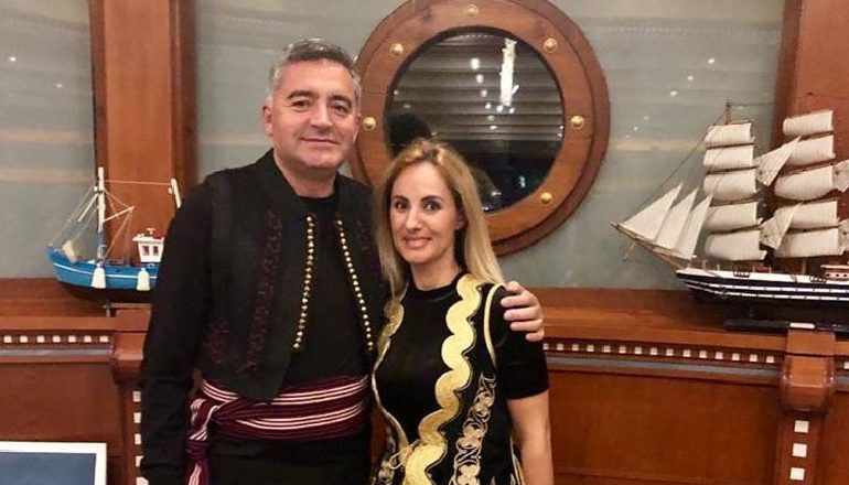 FOTOLAJM/ Ministri Klosi vesh kostumin popullor, dëshiron të konkurrojë me…
